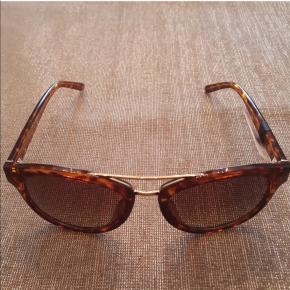 New Banana Republic retro inspired sunglasses - Picture 2 of 4